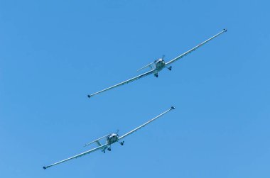 Torre Del Mar, İspanya - 29 Temmuz 2018 uçakları uçan plaj bir sahil kasabasında, Andalusia içinde airshow akrobasi üzerinden