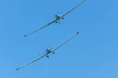 Torre Del Mar, İspanya - 29 Temmuz 2018 uçakları uçan plaj bir sahil kasabasında, Andalusia içinde airshow akrobasi üzerinden