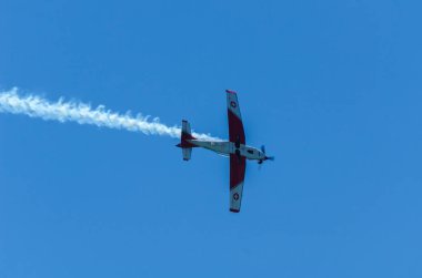 Torre Del Mar, İspanya - 29 Temmuz 2018 uçakları uçan plaj bir sahil kasabasında, Andalusia içinde airshow akrobasi üzerinden