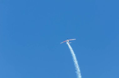 Torre Del Mar, İspanya - 29 Temmuz 2018 uçakları uçan plaj bir sahil kasabasında, Andalusia içinde airshow akrobasi üzerinden
