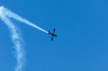 Torre Del Mar, İspanya - 29 Temmuz 2018 uçakları uçan plaj bir sahil kasabasında, Andalusia içinde airshow akrobasi üzerinden