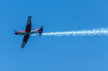 Torre Del Mar, İspanya - 29 Temmuz 2018 uçakları uçan plaj bir sahil kasabasında, Andalusia içinde airshow akrobasi üzerinden