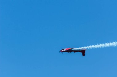 Torre Del Mar, İspanya - 29 Temmuz 2018 uçakları uçan plaj bir sahil kasabasında, Andalusia içinde airshow akrobasi üzerinden
