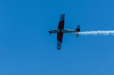 Torre Del Mar, İspanya - 29 Temmuz 2018 uçakları uçan plaj bir sahil kasabasında, Andalusia içinde airshow akrobasi üzerinden