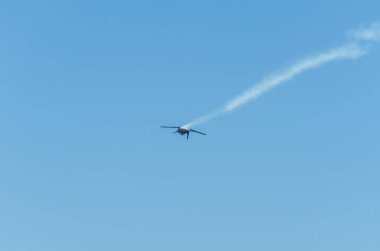 Torre Del Mar, İspanya - 29 Temmuz 2018 uçakları uçan plaj bir sahil kasabasında, Andalusia içinde airshow akrobasi üzerinden