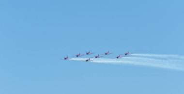 Torre Del Mar, İspanya - 29 Temmuz 2018 uçakları uçan plaj bir sahil kasabasında, Andalusia içinde airshow akrobasi üzerinden
