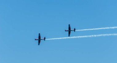 Torre Del Mar, İspanya - 29 Temmuz 2018 uçakları uçan plaj bir sahil kasabasında, Andalusia içinde airshow akrobasi üzerinden