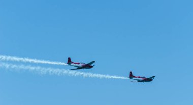 Torre Del Mar, İspanya - 29 Temmuz 2018 uçakları uçan plaj bir sahil kasabasında, Andalusia içinde airshow akrobasi üzerinden