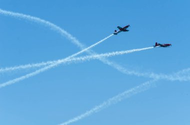 Torre Del Mar, İspanya - 29 Temmuz 2018 uçakları uçan plaj bir sahil kasabasında, Andalusia içinde airshow akrobasi üzerinden
