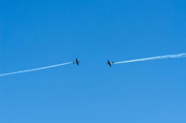Torre Del Mar, İspanya - 29 Temmuz 2018 uçakları uçan plaj bir sahil kasabasında, Andalusia içinde airshow akrobasi üzerinden