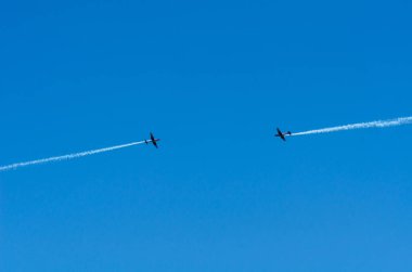 Torre Del Mar, İspanya - 29 Temmuz 2018 uçakları uçan plaj bir sahil kasabasında, Andalusia içinde airshow akrobasi üzerinden