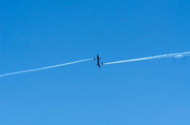 Torre Del Mar, İspanya - 29 Temmuz 2018 uçakları uçan plaj bir sahil kasabasında, Andalusia içinde airshow akrobasi üzerinden