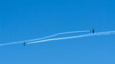 Torre Del Mar, İspanya - 29 Temmuz 2018 uçakları uçan plaj bir sahil kasabasında, Andalusia içinde airshow akrobasi üzerinden