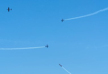 Torre Del Mar, İspanya - 29 Temmuz 2018 uçakları uçan plaj bir sahil kasabasında, Andalusia içinde airshow akrobasi üzerinden