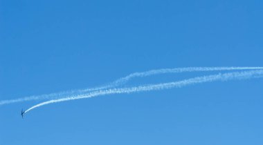 Torre Del Mar, İspanya - 29 Temmuz 2018 uçakları uçan plaj bir sahil kasabasında, Andalusia içinde airshow akrobasi üzerinden