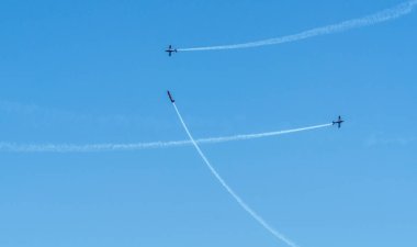 Torre Del Mar, İspanya - 29 Temmuz 2018 uçakları uçan plaj bir sahil kasabasında, Andalusia içinde airshow akrobasi üzerinden