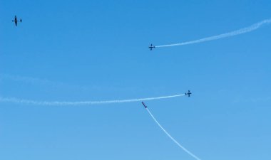 Torre Del Mar, İspanya - 29 Temmuz 2018 uçakları uçan plaj bir sahil kasabasında, Andalusia içinde airshow akrobasi üzerinden