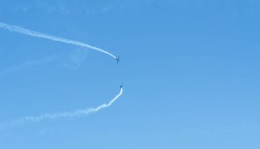 Torre Del Mar, İspanya - 29 Temmuz 2018 uçakları uçan plaj bir sahil kasabasında, Andalusia içinde airshow akrobasi üzerinden