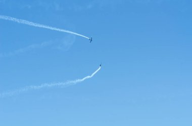 Torre Del Mar, İspanya - 29 Temmuz 2018 uçakları uçan plaj bir sahil kasabasında, Andalusia içinde airshow akrobasi üzerinden