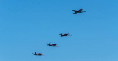 Torre Del Mar, İspanya - 29 Temmuz 2018 uçakları uçan plaj bir sahil kasabasında, Andalusia içinde airshow akrobasi üzerinden