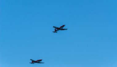 Torre Del Mar, İspanya - 29 Temmuz 2018 uçakları uçan plaj bir sahil kasabasında, Andalusia içinde airshow akrobasi üzerinden