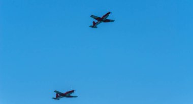 Torre Del Mar, İspanya - 29 Temmuz 2018 uçakları uçan plaj bir sahil kasabasında, Andalusia içinde airshow akrobasi üzerinden