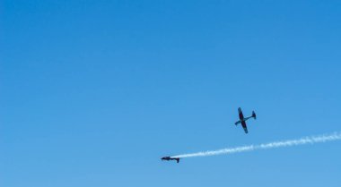 Torre Del Mar, İspanya - 29 Temmuz 2018 uçakları uçan plaj bir sahil kasabasında, Andalusia içinde airshow akrobasi üzerinden