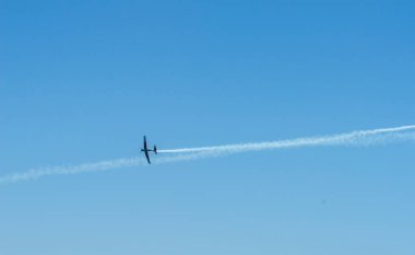 Torre Del Mar, İspanya - 29 Temmuz 2018 uçakları uçan plaj bir sahil kasabasında, Andalusia içinde airshow akrobasi üzerinden