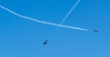 Torre Del Mar, İspanya - 29 Temmuz 2018 uçakları uçan plaj bir sahil kasabasında, Andalusia içinde airshow akrobasi üzerinden
