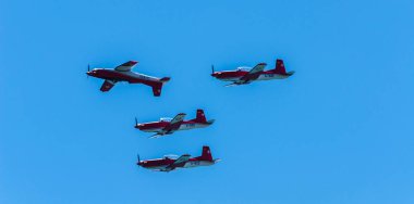Torre Del Mar, İspanya - 29 Temmuz 2018 uçakları uçan plaj bir sahil kasabasında, Andalusia içinde airshow akrobasi üzerinden