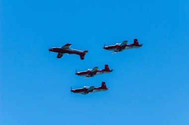 Torre Del Mar, İspanya - 29 Temmuz 2018 uçakları uçan plaj bir sahil kasabasında, Andalusia içinde airshow akrobasi üzerinden