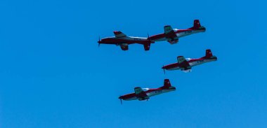 Torre Del Mar, İspanya - 29 Temmuz 2018 uçakları uçan plaj bir sahil kasabasında, Andalusia içinde airshow akrobasi üzerinden