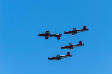 Torre Del Mar, İspanya - 29 Temmuz 2018 uçakları uçan plaj bir sahil kasabasında, Andalusia içinde airshow akrobasi üzerinden