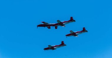 Torre Del Mar, İspanya - 29 Temmuz 2018 uçakları uçan plaj bir sahil kasabasında, Andalusia içinde airshow akrobasi üzerinden