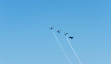 Torre Del Mar, İspanya - 29 Temmuz 2018 uçakları uçan plaj bir sahil kasabasında, Andalusia içinde airshow akrobasi üzerinden