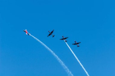 Torre Del Mar, İspanya - 29 Temmuz 2018 uçakları uçan plaj bir sahil kasabasında, Andalusia içinde airshow akrobasi üzerinden