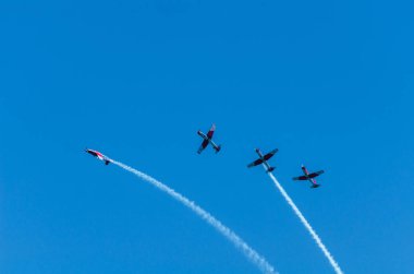 Torre Del Mar, İspanya - 29 Temmuz 2018 uçakları uçan plaj bir sahil kasabasında, Andalusia içinde airshow akrobasi üzerinden