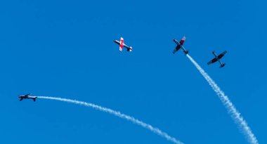 Torre Del Mar, İspanya - 29 Temmuz 2018 uçakları uçan plaj bir sahil kasabasında, Andalusia içinde airshow akrobasi üzerinden