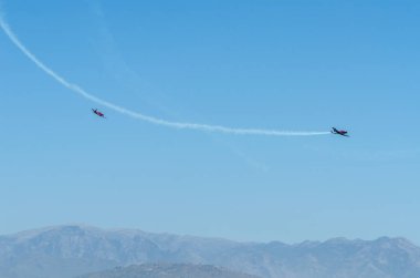 Torre Del Mar, İspanya - 29 Temmuz 2018 uçakları uçan plaj bir sahil kasabasında, Andalusia içinde airshow akrobasi üzerinden