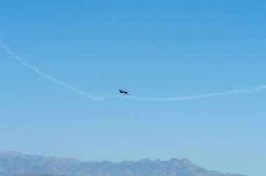 Torre Del Mar, İspanya - 29 Temmuz 2018 uçakları uçan plaj bir sahil kasabasında, Andalusia içinde airshow akrobasi üzerinden