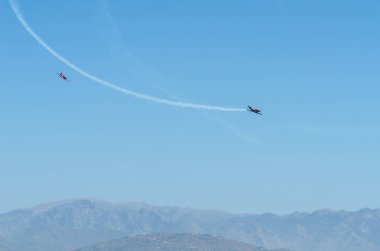Torre Del Mar, İspanya - 29 Temmuz 2018 uçakları uçan plaj bir sahil kasabasında, Andalusia içinde airshow akrobasi üzerinden