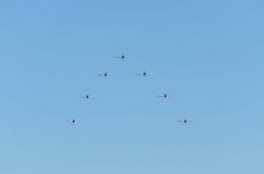 Torre Del Mar, İspanya - 29 Temmuz 2018 uçakları uçan plaj bir sahil kasabasında, Andalusia içinde airshow akrobasi üzerinden