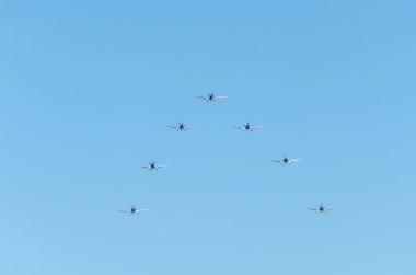Torre Del Mar, İspanya - 29 Temmuz 2018 uçakları uçan plaj bir sahil kasabasında, Andalusia içinde airshow akrobasi üzerinden