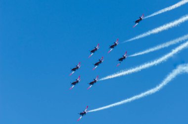 Torre Del Mar, İspanya - 29 Temmuz 2018 uçakları uçan plaj bir sahil kasabasında, Andalusia içinde airshow akrobasi üzerinden