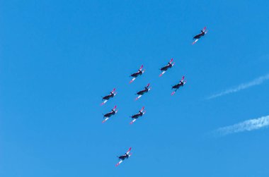 Torre Del Mar, İspanya - 29 Temmuz 2018 uçakları uçan plaj bir sahil kasabasında, Andalusia içinde airshow akrobasi üzerinden