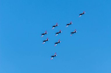 Torre Del Mar, İspanya - 29 Temmuz 2018 uçakları uçan plaj bir sahil kasabasında, Andalusia içinde airshow akrobasi üzerinden