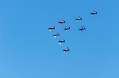 Torre Del Mar, İspanya - 29 Temmuz 2018 uçakları uçan plaj bir sahil kasabasında, Andalusia içinde airshow akrobasi üzerinden