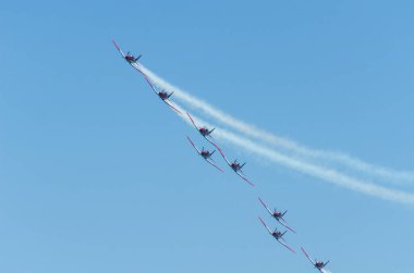 Torre Del Mar, İspanya - 29 Temmuz 2018 uçakları uçan plaj bir sahil kasabasında, Andalusia içinde airshow akrobasi üzerinden