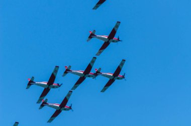 Torre Del Mar, İspanya - 29 Temmuz 2018 uçakları uçan plaj bir sahil kasabasında, Andalusia içinde airshow akrobasi üzerinden
