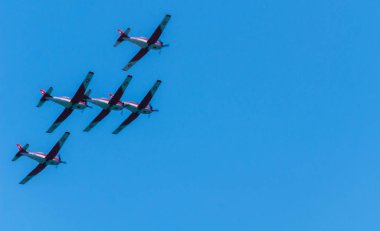 Torre Del Mar, İspanya - 29 Temmuz 2018 uçakları uçan plaj bir sahil kasabasında, Andalusia içinde airshow akrobasi üzerinden